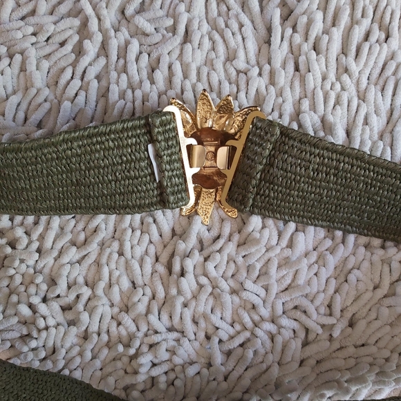 Unbranded green stretch belt with gold tone flower - Picture 4 of 4